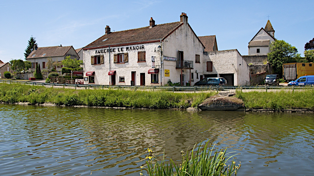 Auberge Le Manoir en el encantador pueblo de St-Julien-sur-Dheune CRUCEROS FLUVIALES POR CANALES FINESSE EUROPEAN WATERWAYS CRUCEROS FRANCIA CRUCEROS BORGOÑA BOURGOGNE CRUISES SOUTHERN BURGUNDY CRUISES CANAL DE LA BORGOÑA CRUCEROS CRUCEROS DE LUJO CHARTER CRUCEROS CHARTER BARCAZAS PENICHE CRUISES CROISIERE BORGOGNE #Finesse #EuropeanWaterways #CruiseBarge #BargeCruises #HotelBarge #Barcazas #Crucerosdelujo #CrucerosFrancia #CrucerosCanales #FinesseCroisieres #FinesseCruises #CrucerosPrivados #AlquilerBarcos #Charter #Crucerosenfamilia #CrucerosenGrupo #CrucerosEuropa #EuropeanCruises